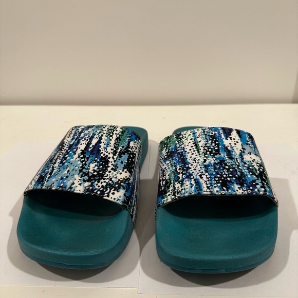 Slippers - Picture 2 of 6